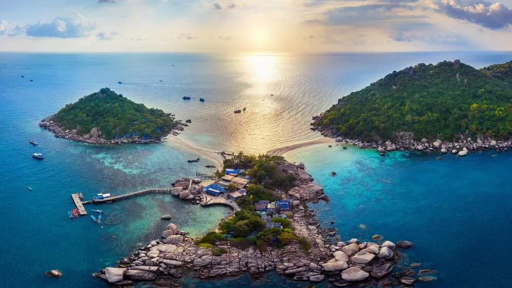 There are many transportation options for tourists to choose from when traveling to Hon Gai Beach - Photo source: Freepik